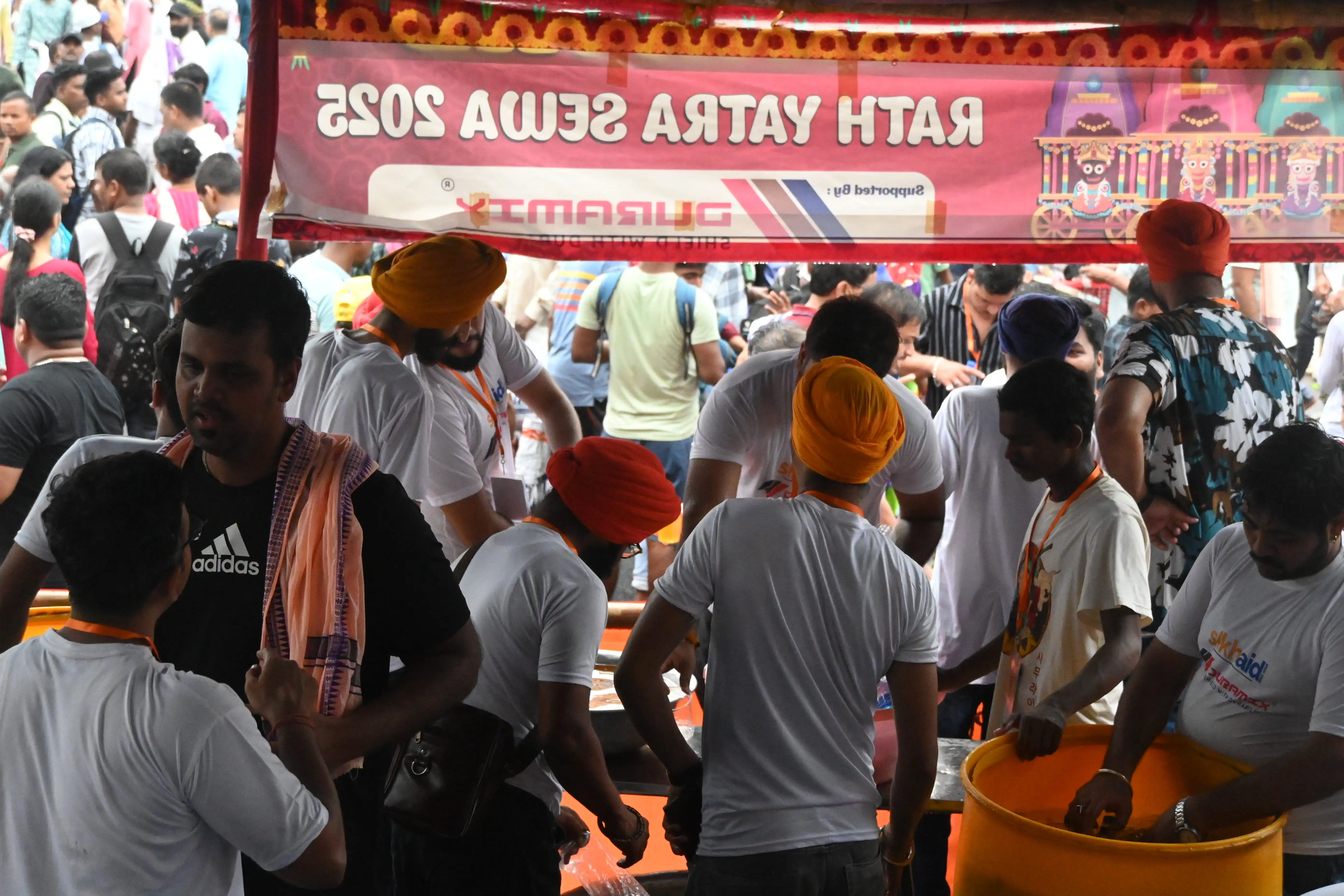 Sikh Aid volunteers serving devotees during the 2025 Ratha Yatra seva drive in Puri