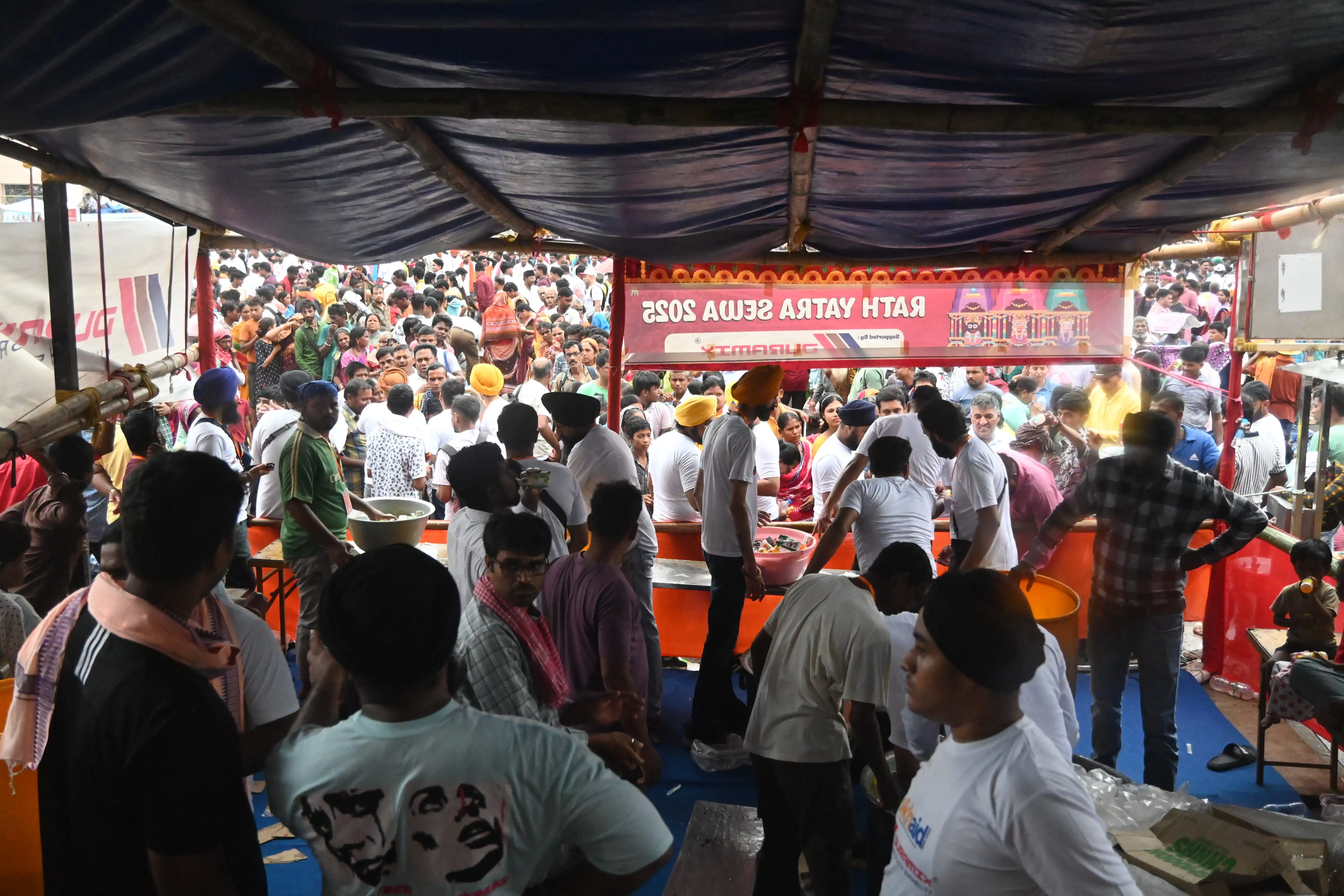 Sikh Aid seva team distributing water and ORS to pilgrims at the 2025 Ratha Yatra